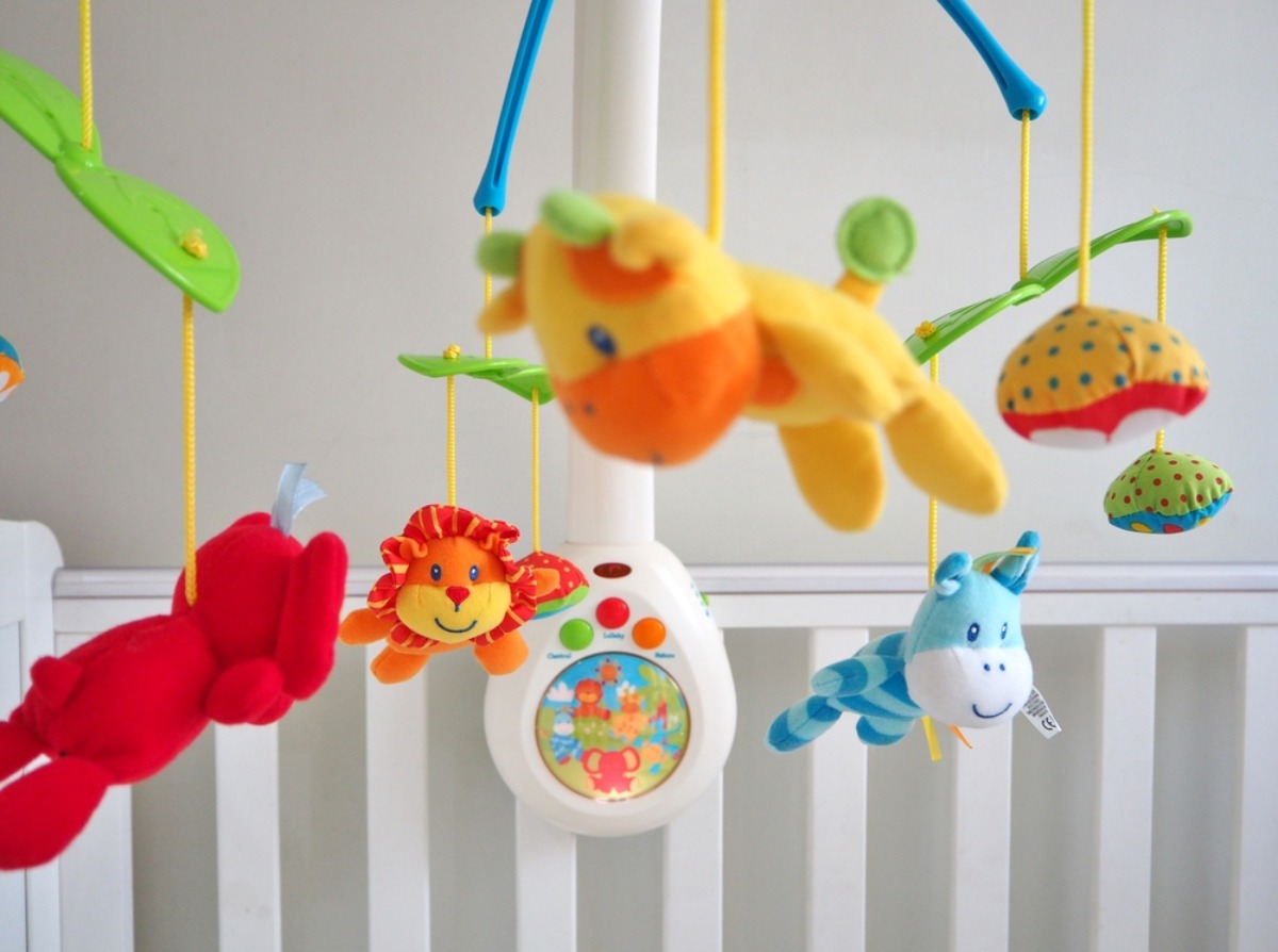 Yenidoğan ve Bebeklik Dönemi Oyuncakları: Keşfetmeye Başlamak İçin En İyi Seçenekler