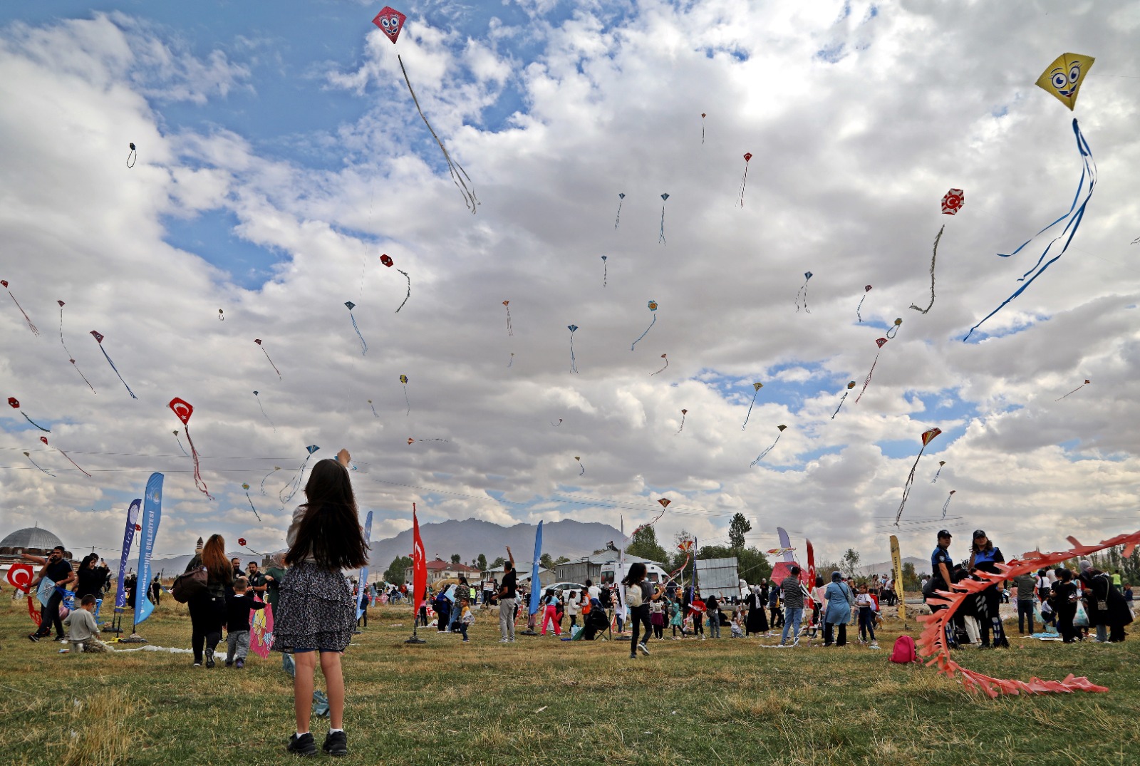 Uçurtmalar ve Çocuklar: Özgürlüğün ve Bağların Sembolü